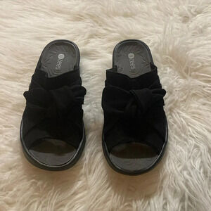 BZees Black Wedged Open Toe Sandals Washable Size 7